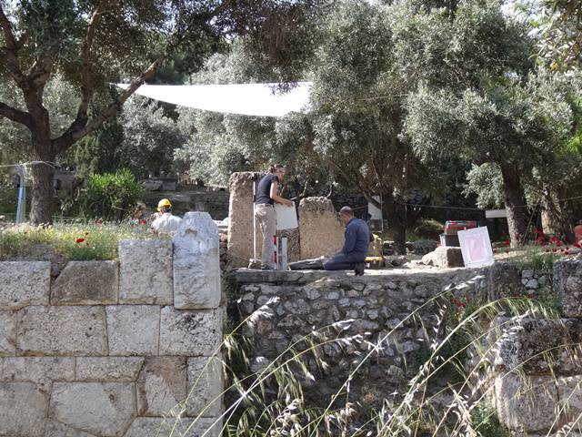 Equipe de pesquisas no cemitério Kerameikos.