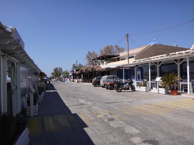 Rua principal (e única?) da praia de Perissa, em Santorini, Grécia.