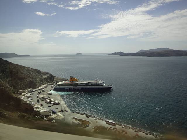 Porto de Santorini visto da estrada.