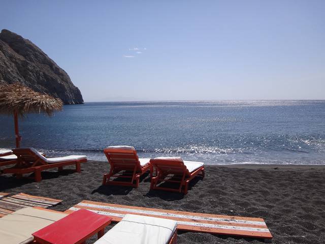 Praia e espreguiçadeiras em Perissa.