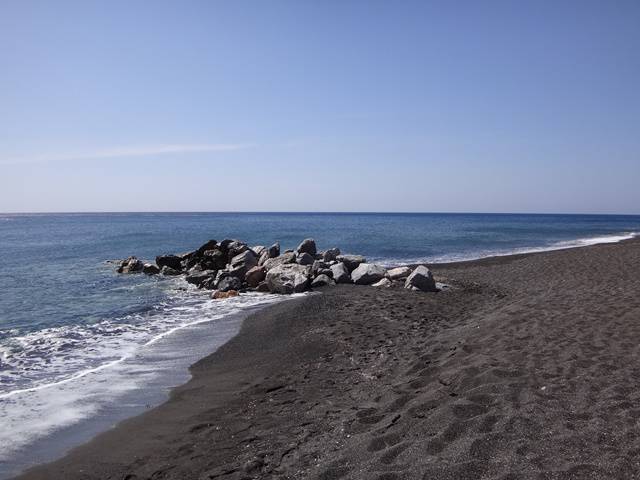 Praia vulcânica de Perissa, em Santorini, Grécia.