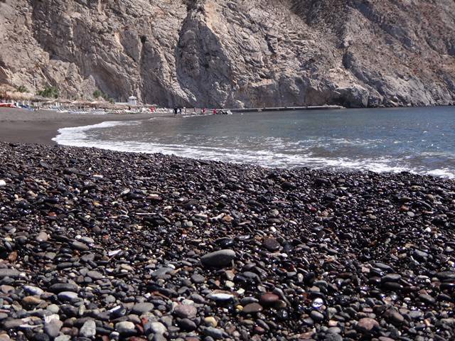 Perissa também é conhecida como Black Beach.