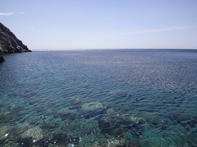 Águas cristalinas na praia de Perissa, em Santorini.