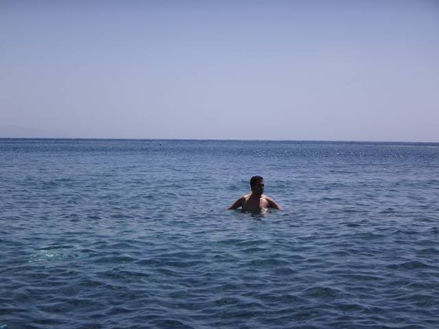 Curtindo a água gelada da praia de Perissa, em Santorini.