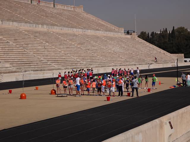 Crianças fazendo aula de Educação Física no Estádio Panatenaico.