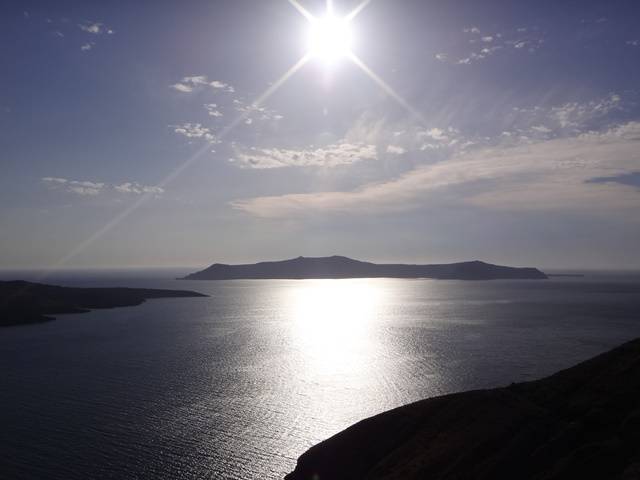Mar Egeu banhando Santorini e ao fundo a ilha Therasia.