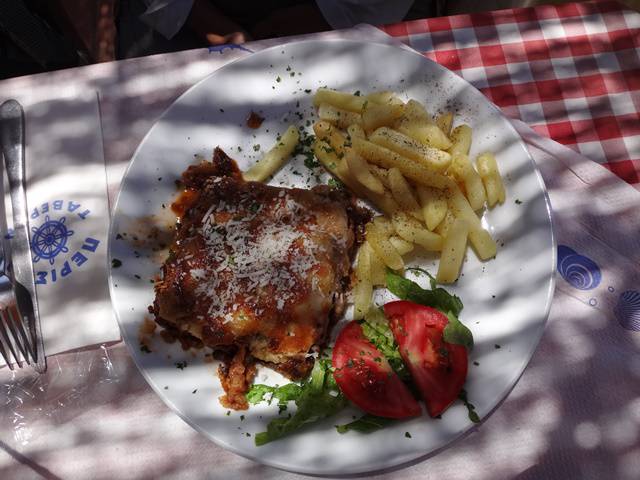 Moussaka, restaurante Porto Castello, em Perissa.