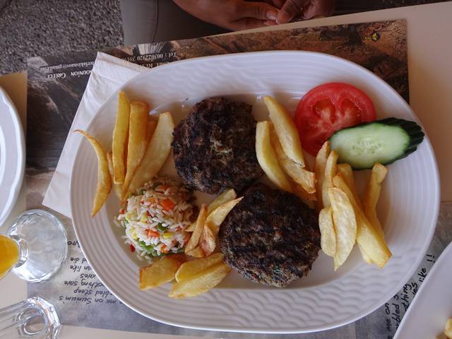 Hambúrguer com fritas para a Dona Patroa.