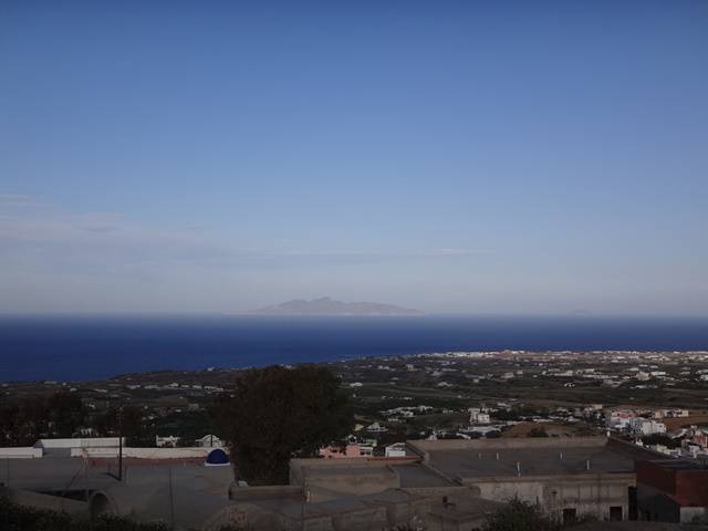 Lado oposto da ilha (parte baixa), com a ilha de Anafi ao fundo.