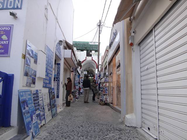 Rua de Fira, Santorini, Grécia.