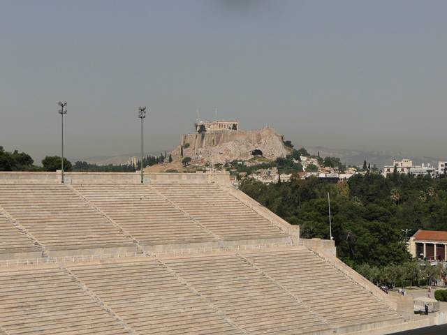 A Acrópole de Atenas, vista do Estádio Panatenaico.
