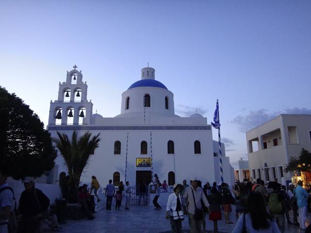 Igreja Episcopal na praça principal de Oia.