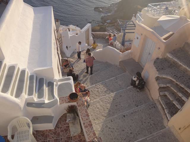 Restaurantes, escadas, lajes, qualquer lugar serve para ver o pôr do Sol em Oia.