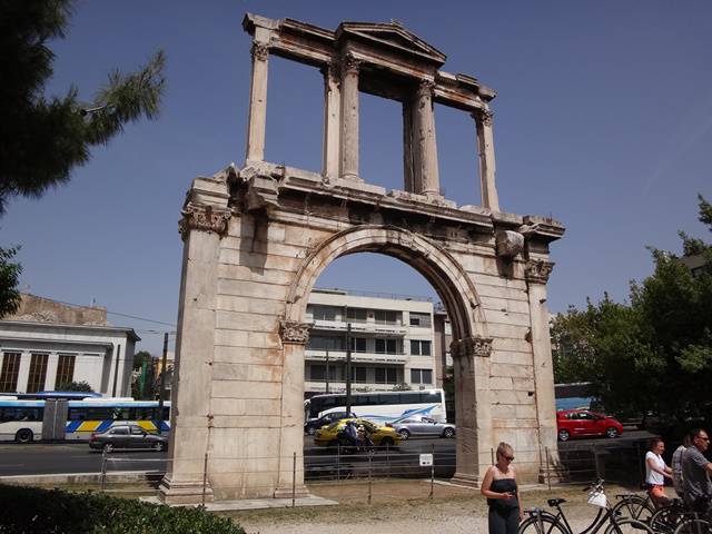 Arco de Adriano, ao lado do Templo de Zeus Olímpico.