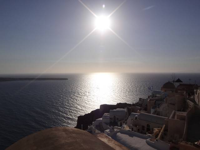 Esperando o pôr do Sol em Oia, Santorini, Grécia.