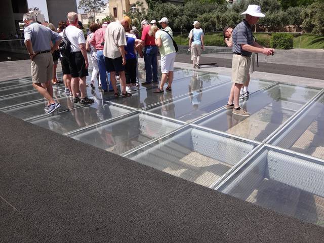 Vidros protegendo escavações no entorno do Museu da Acrópole.