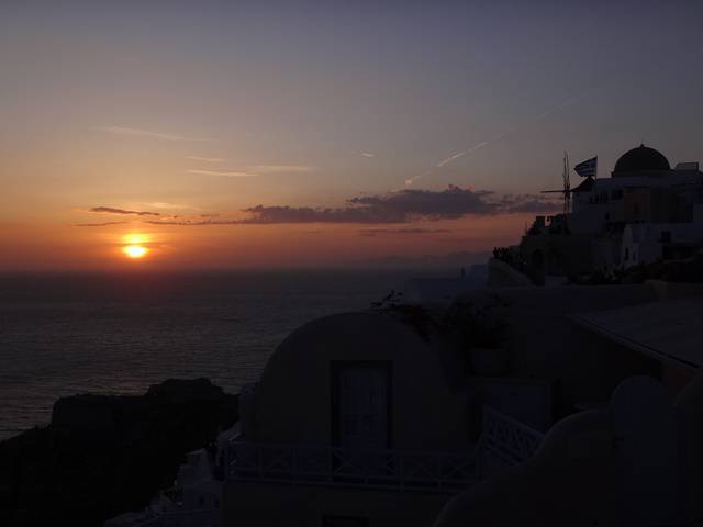O pôr do Sol mais bonito do mundo, em Oia, Santorini, Grécia.