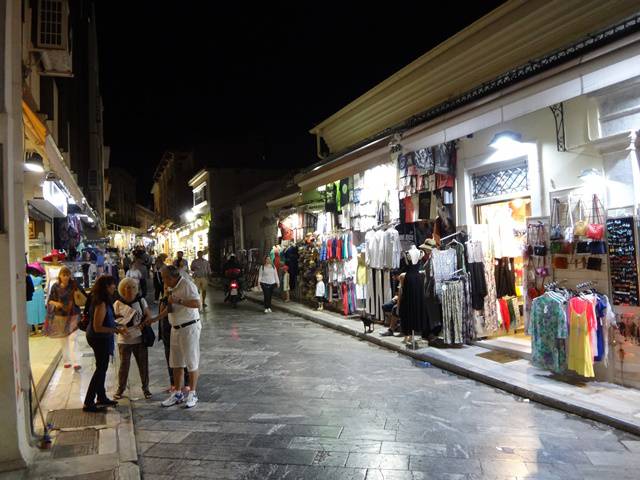 Lojas de souvenir na Rua Adrianou.