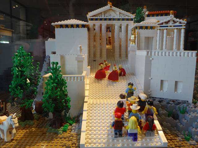 Maquete da Acrópole feita de Lego, no andar do restaurante.