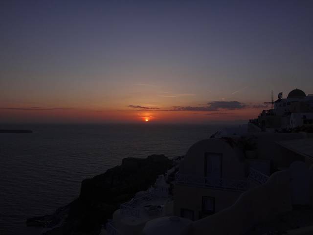 Últimos raios de Sol em Santorini, no espetáculo natural mais aguardado da ilha.