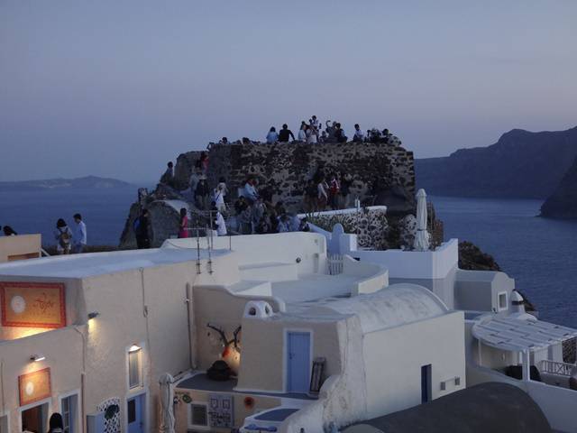 Qualquer lugar é lugar para ver o pôr do Sol em Oia.