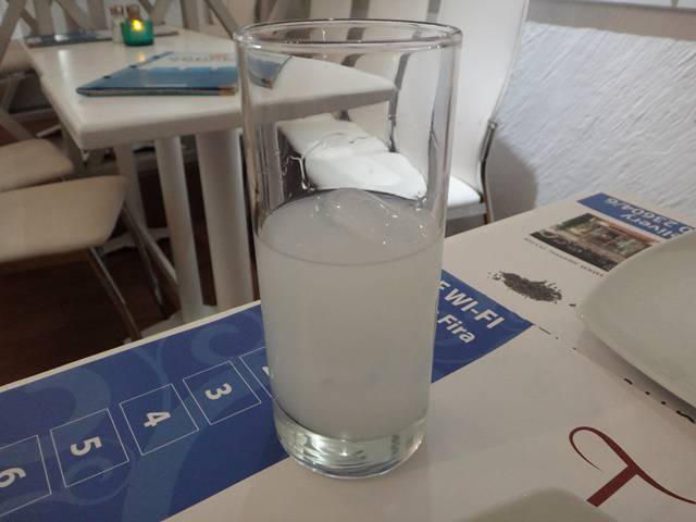 Bebida típica de Santorini: Ouzo. Cheiro e gosto de anis.