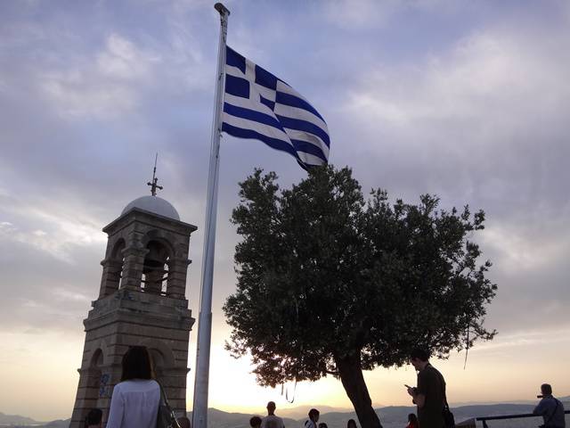 Bandeira grega no Monte Lykavittos.