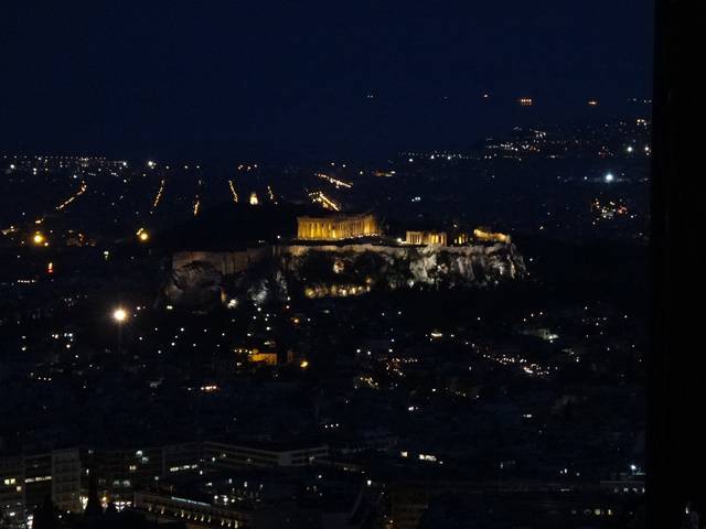 Acrópole de Atenas sob o luar, com iluminação artificial.