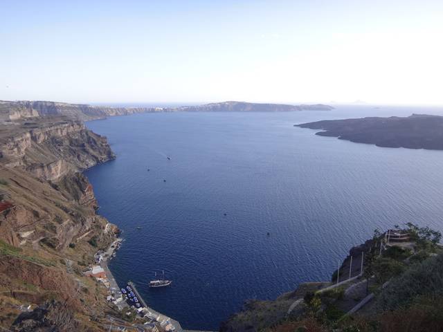 Mar Egeu e o Porto Velho de Santorini.