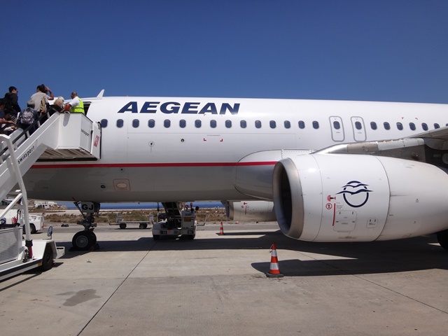 Embarcando no avião da Aegean.