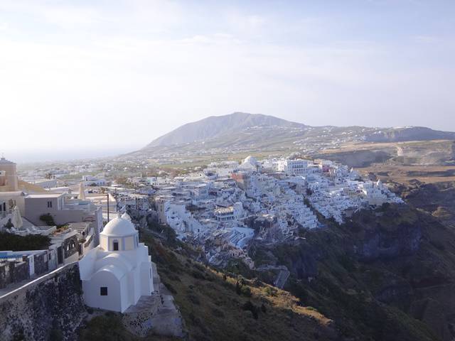 A vila de Fira já estava ficando para trás.