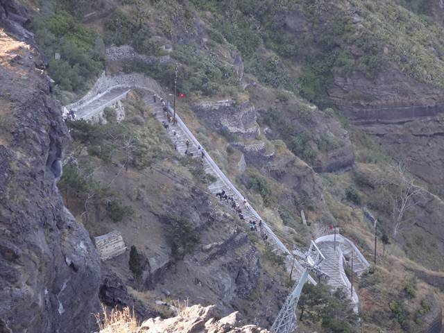 Estrada que liga o Porto Velho à vila de Fira.