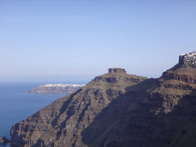 O monte Skaros com Oia ao fundo.