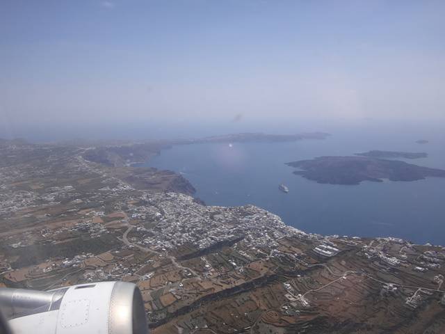 Sobrevoando Santorini, Grécia.