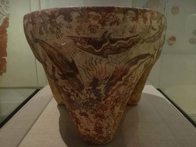 Vaso com golfinhos desenhados. Século 17 a.C.