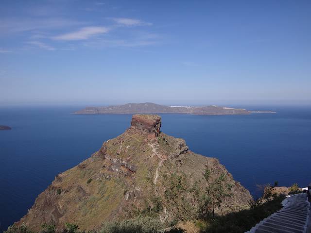O monte Skaros, visto de Imerovigli.