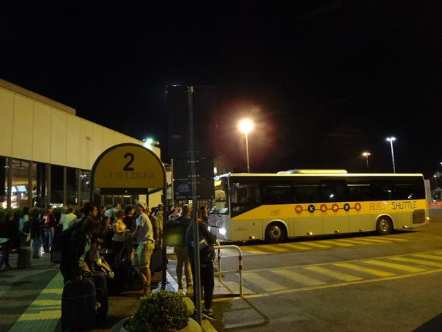Ponto do ônibus que leva do aeroporto de Ciampino à estação de trens.
