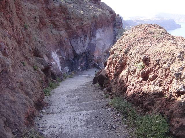 Caminho repleto de degraus para chegar ao monte Skaros.