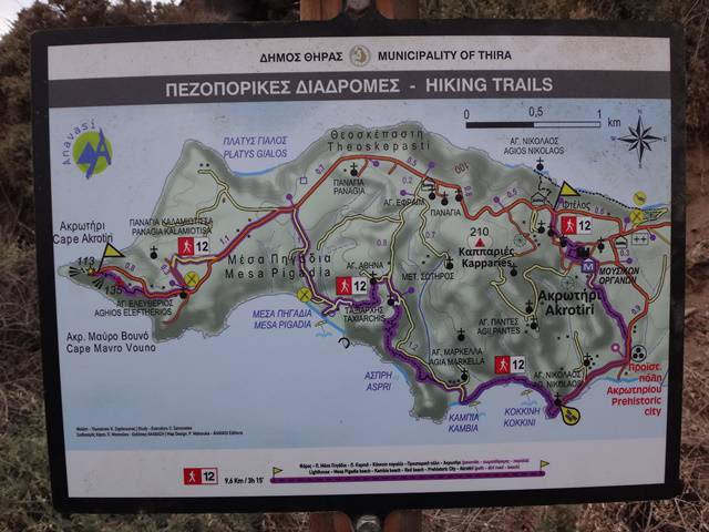 Placa com o mapa das trilhas em Akrotiri.