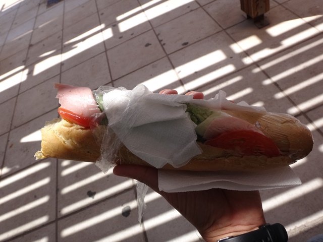 Almoço no aeroporto de Santorini.