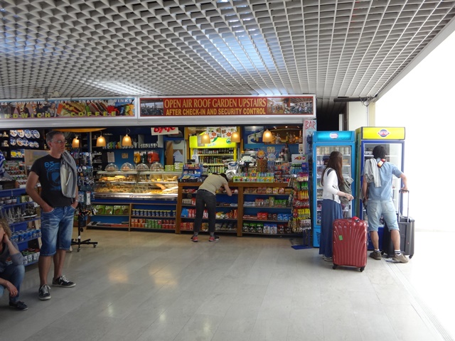 "Praça" de alimentação no aeroporto de Santorini.