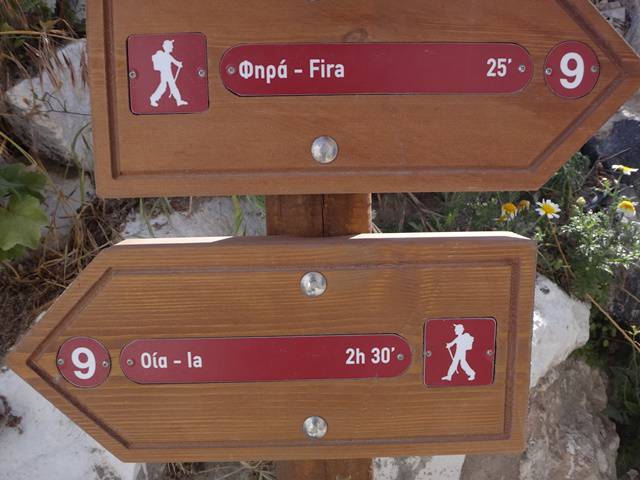Placa indicativa da trilha Fira-Oia.