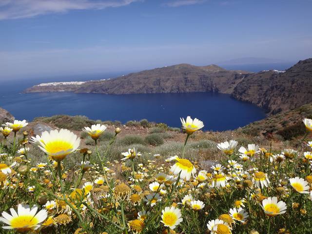 Paisagem da travessia Fira-Oia, em Santorini, Grécia.