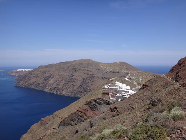 Paisagem da travessia Fira-Oia, em Santorini, Grécia.