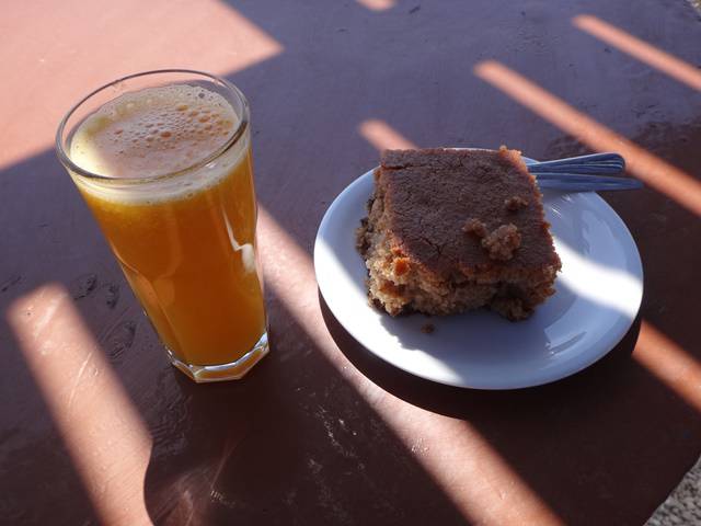 Bolo com suco de laranja para renovar as energias.