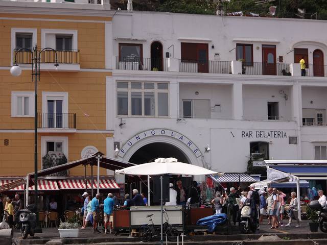 Ao desembarcar em Capri já é possível ver o funicular