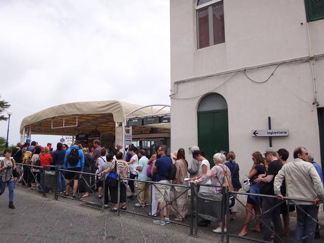 Fila para compra dos bilhetes de ônibus/funicular em Capri