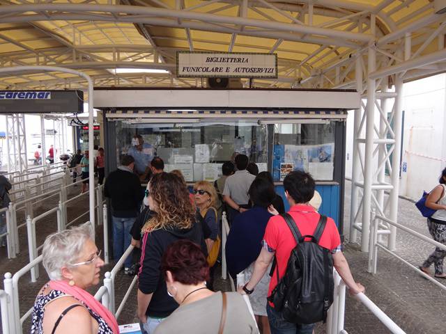 Fila para compra dos bilhetes de ônibus/funicular em Capri
