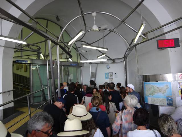 Fila para entrada no funicular em Capri