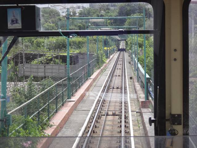 Subindo pelo funicular em Capri